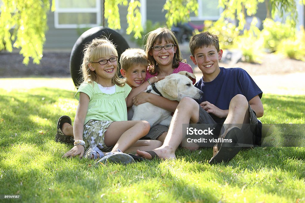 Группа Портрет детей с собака - Стоковые фото Брат роялти-фри