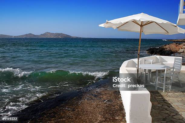 Casa De Praia Na Ilha De Paros Grécia - Fotografias de stock e mais imagens de Arquitetura - Arquitetura, Azul, Beira d'Água