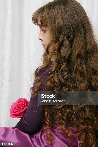 Retrato Com Rosa Vermelha - Fotografias de stock e mais imagens de Adolescente - Adolescente, Anelzinho, Cabelo Encaracolado