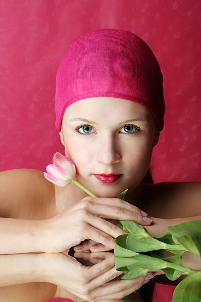 retrato de belleza de una mujer con tulipán flor - single flower tranquil scene mirror flower fotografías e imágenes de stock