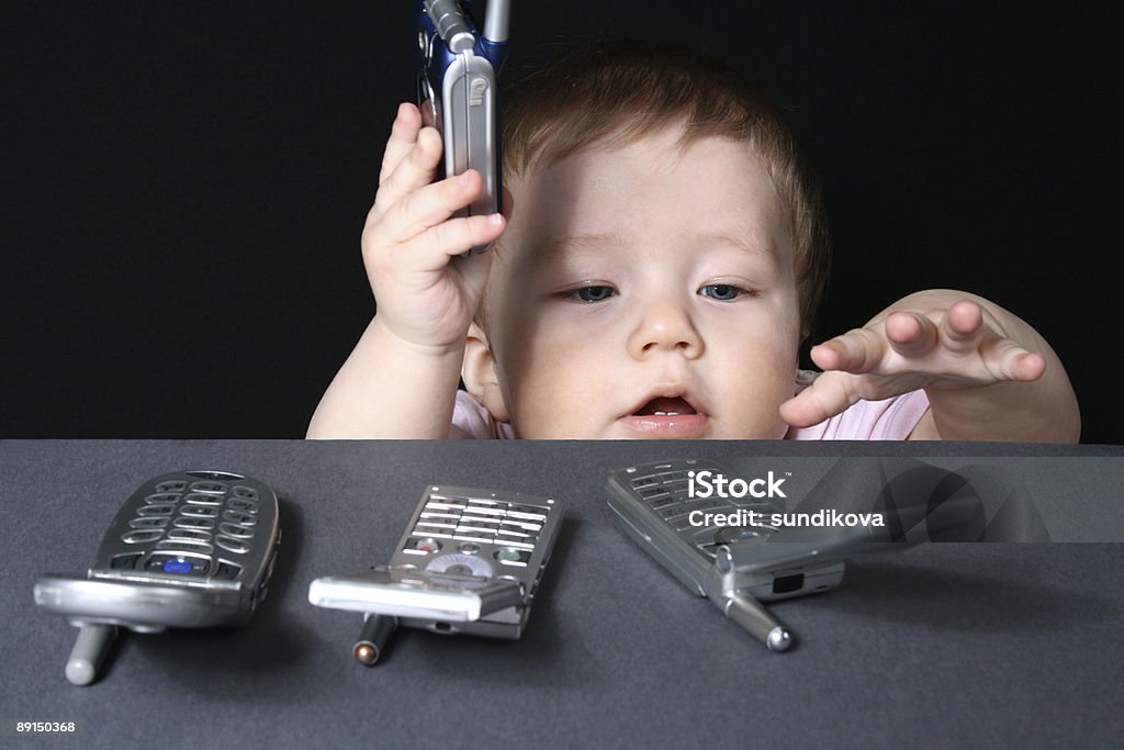 Ребенок с мобильных телефонов - Стоковые фото 6-11 месяцев роялти-фри