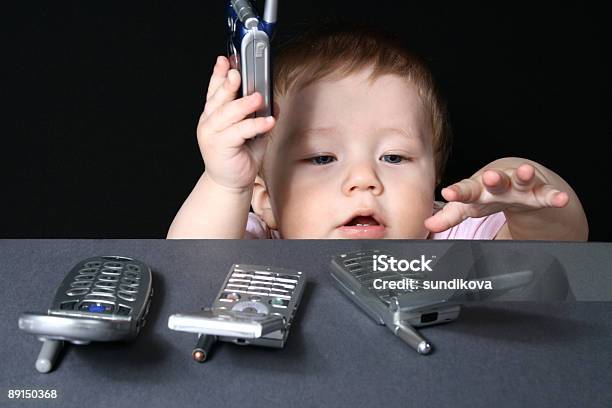 Ребенок С Мобильных Телефонов — стоковые фотографии и другие картинки 6-11 месяцев - 6-11 месяцев, Беспроводная технология, Веселье