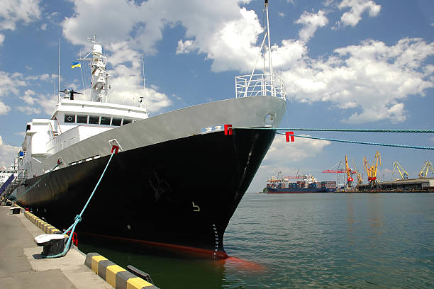 navio no porto de verão - cruise ship business retail freight transportation - fotografias e filmes do acervo