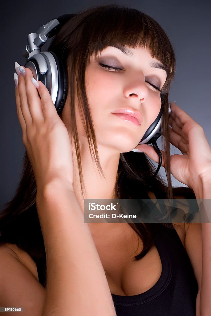 Ascoltare musica - Foto stock royalty-free di Abbigliamento casual