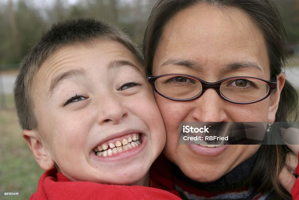 Feliz madre y su hijo - Foto de stock de Abrazar libre de derechos