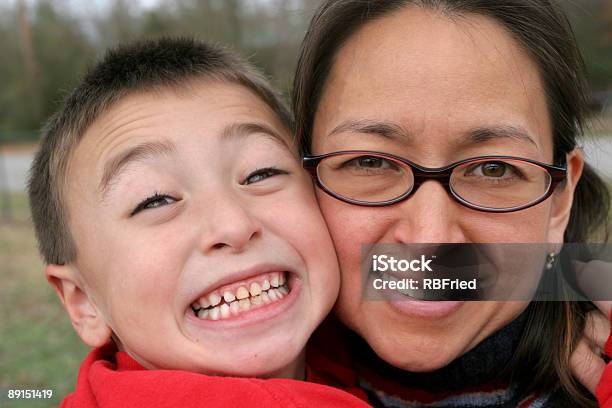 Feliz Madre Y Su Hijo Foto de stock y más banco de imágenes de Abrazar - Abrazar, Adolescencia, Agarrar