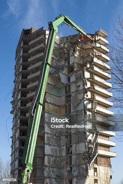 Demoler Con Pantalla Plana Foto de stock y más banco de imágenes de Alcanzar - Alcanzar, Alto - Descripción física, Caer