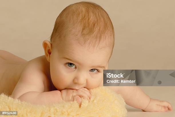 Babyporträt Stockfoto und mehr Bilder von 6-11 Monate - 6-11 Monate, Auf dem Bauch liegen, Baby