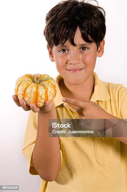 Photo libre de droit de Jeune Enfant Pointant À La Citrouille banque d'images et plus d'images libres de droit de 10-11 ans - 10-11 ans, 8-9 ans, Adolescent