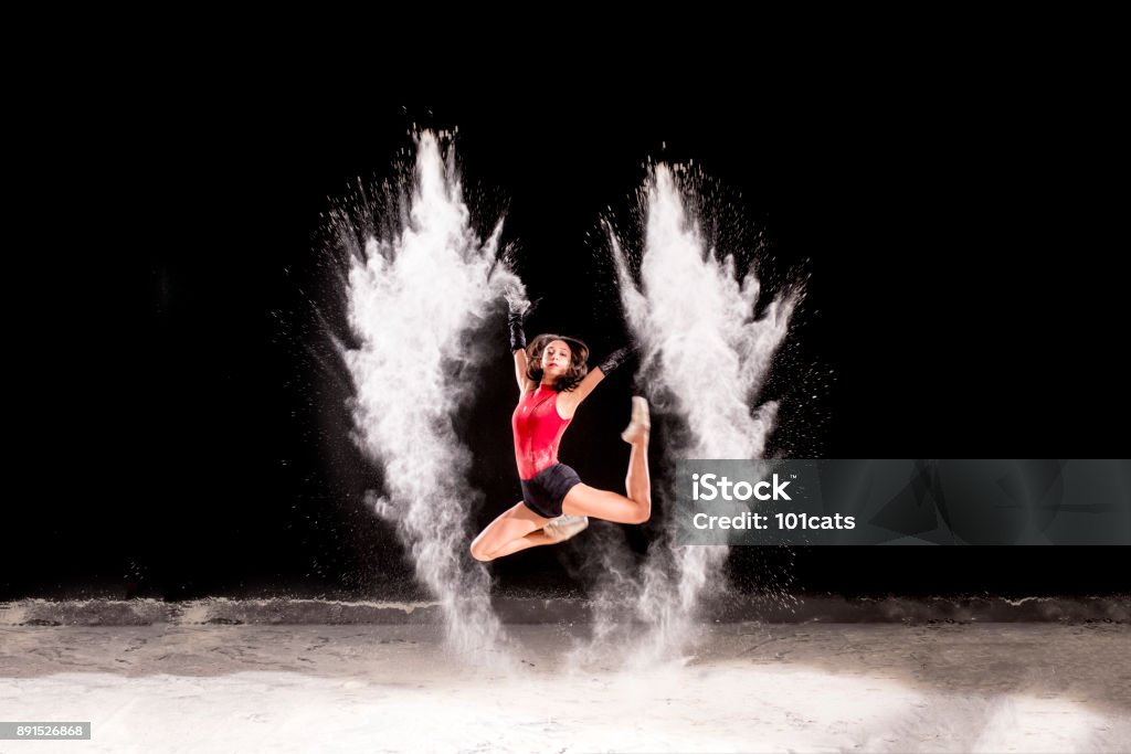 Belle danseuse, danse avec de la poudre sur scène - Photo de Exploser libre de droits