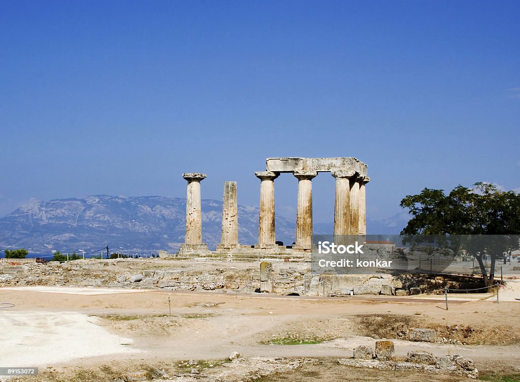 Cabana arruinada colunas de templo antigo em Corinto Grécia - Foto de stock de Acrópole - Atenas royalty-free