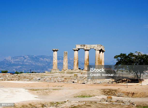 Foto de Cabana Arruinada Colunas De Templo Antigo Em Corinto Grécia e mais fotos de stock de Acrópole - Atenas