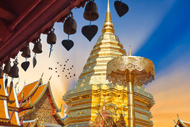 pagoda in wat phra that doi suthep in chiang mai, thailand - suthep imagens e fotografias de stock