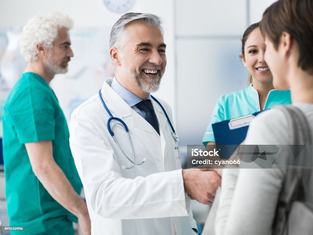 Zuversichtlich Arzt des Patienten Hand schütteln - Lizenzfrei Arzt Stock-Foto