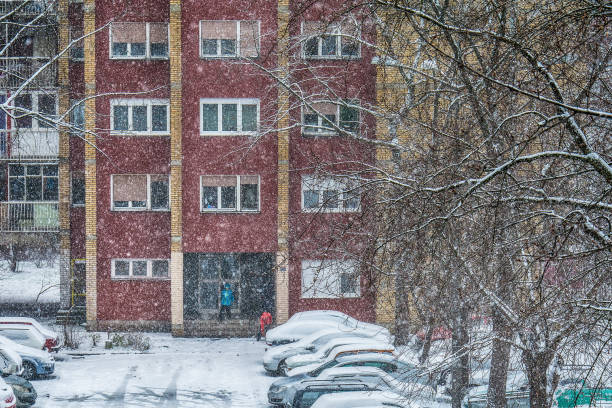 novi sad detelinara yerleşim kar yağışı sırasında - brossard stok fotoğraflar ve resimler