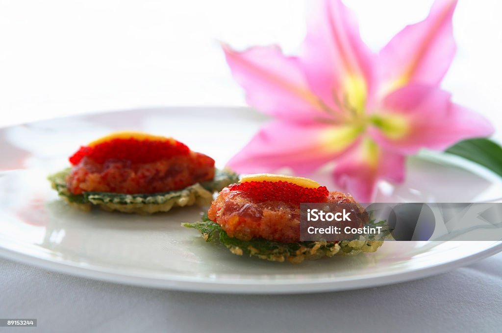 Sushi plater con rosa flor - Foto de stock de Alimento libre de derechos