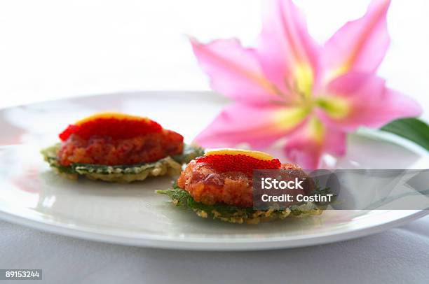 Sushi Plater Con Rosa Flor Foto de stock y más banco de imágenes de Alimento - Alimento, Aperitivo - Plato de comida, Arroz - Comida básica
