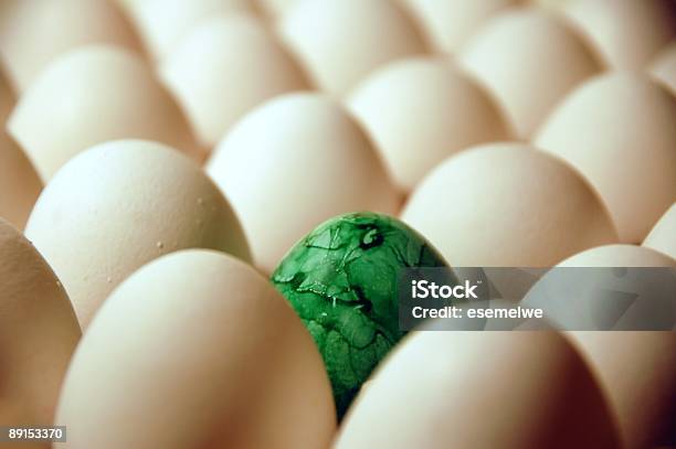 Huevo De Pascua Foto de stock y más banco de imágenes de Alimento - Alimento, Blanco - Color, Colesterol