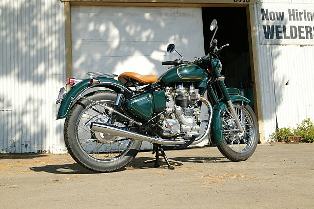 retro motocicleta estacionados em um armazém - foto de acervo