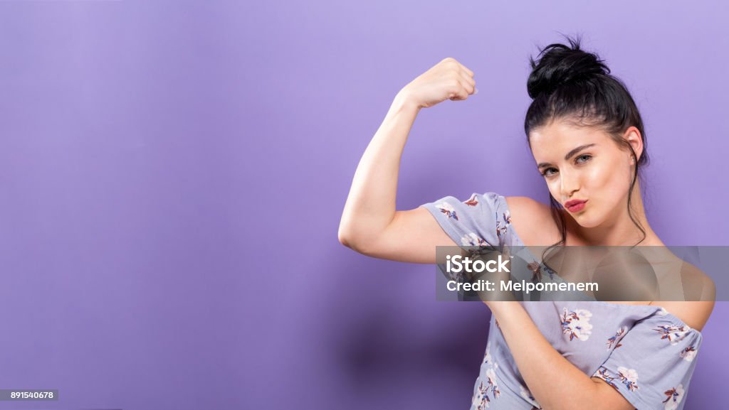 Puissante jeune femme dans une pose de succès - Photo de Confiance en soi libre de droits