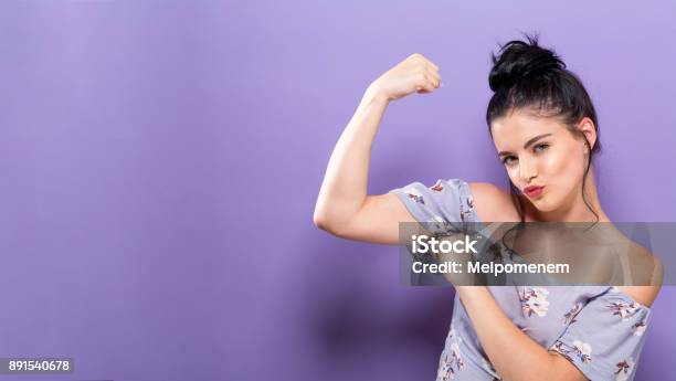 Photo libre de droit de Puissante Jeune Femme Dans Une Pose De Succès banque d'images et plus d'images libres de droit de Confiance en soi - Confiance en soi, Droits de la femme, Une seule femme