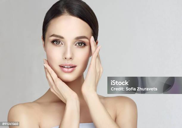 Hermosa Mujer Joven Con La Piel Limpia Y Fresca Es Tocar Rostro Propio Ligera Sonrisa En El Rostro Perfecto Cosmetología Foto de stock y más banco de imágenes de Belleza