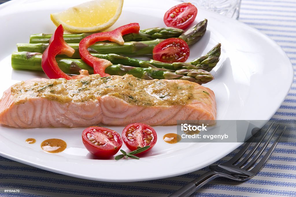 Salmone arrosto al rosmarino - Foto stock royalty-free di Aglio - Alliacee