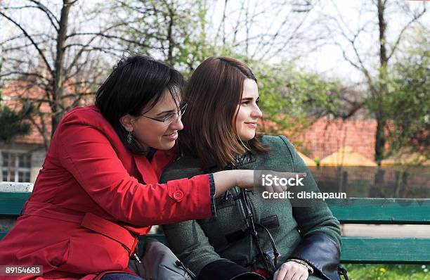 Mädchen In Den Park Stockfoto und mehr Bilder von Frauen - Frauen, Klatsch, Mit dem Finger zeigen