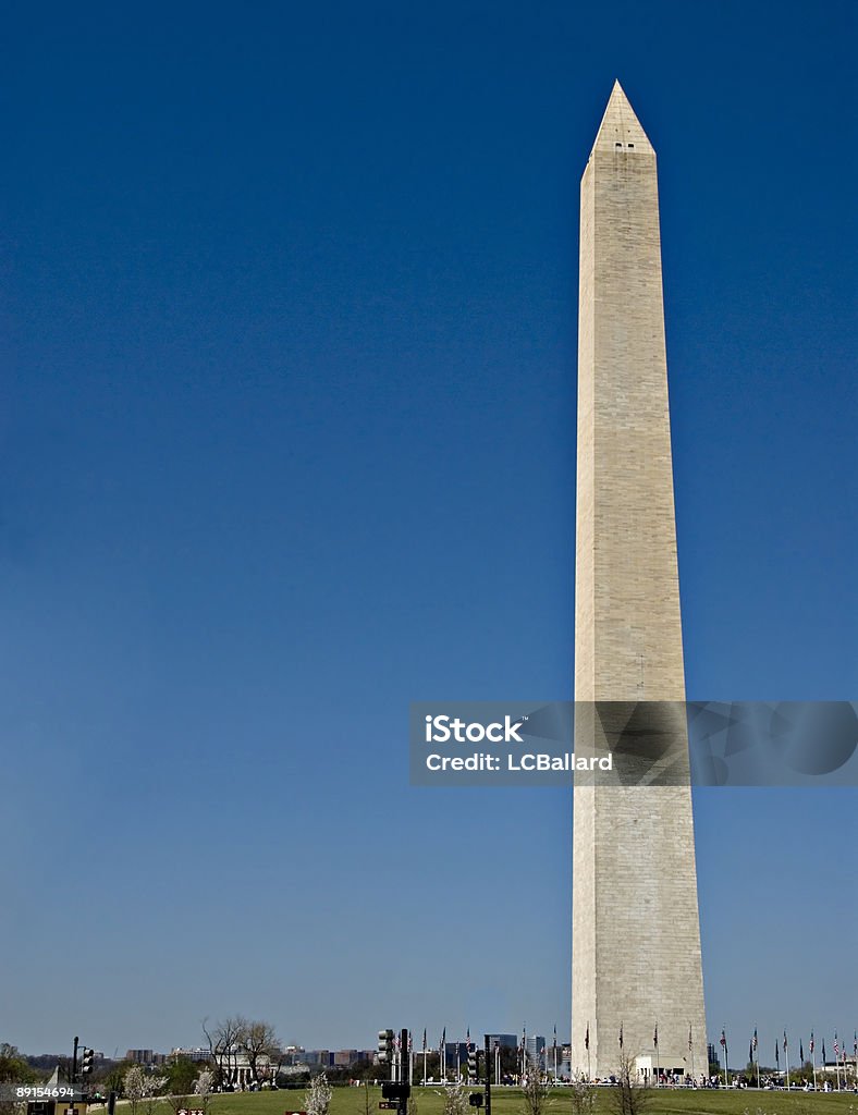 Pomnik Waszyngtona w Waszyngtonie z jasny niebieski niebo - Zbiór zdjęć royalty-free (Architektura)
