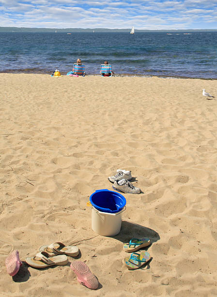 bambini sulla spiaggia - leelanau county foto e immagini stock