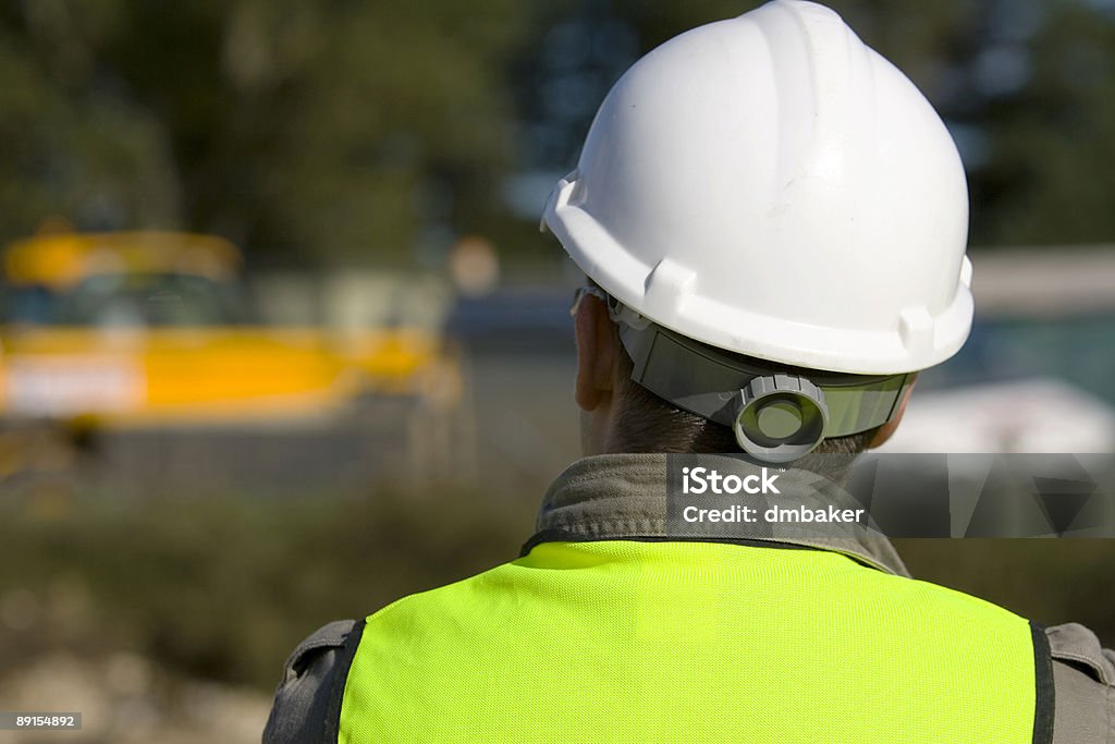 Homme au chapeau dur sur place ou Bâtiment industriel - Photo de Adulte libre de droits