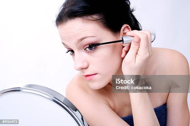 Makeup Stockfoto und mehr Bilder von Attraktive Frau - Attraktive Frau, Auftragen, Badezimmer