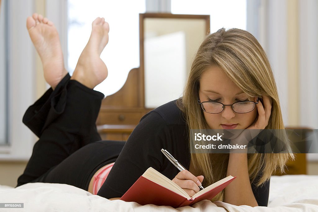 Mujer joven y Chica escrito en su diario - Foto de stock de Adulto libre de derechos