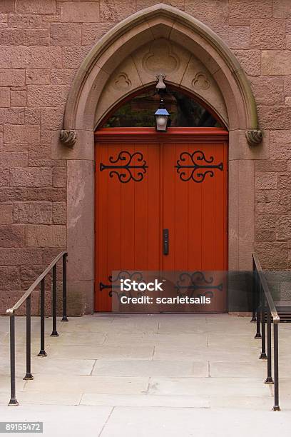 Iglesia De La Puerta De Entrada De Color Rojo Foto de stock y más banco de  imágenes de Color - Tipo de imagen - Color - Tipo de imagen, Entrada,  Fotografía - Imágenes - iStock