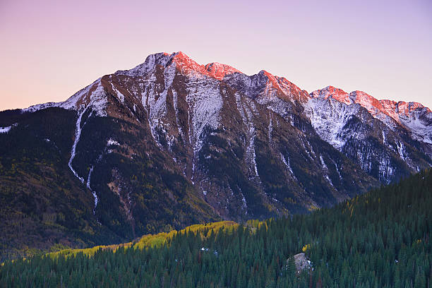 montanha ao pôr-do-sol - colorado coniferous tree mountain range mountain - fotografias e filmes do acervo