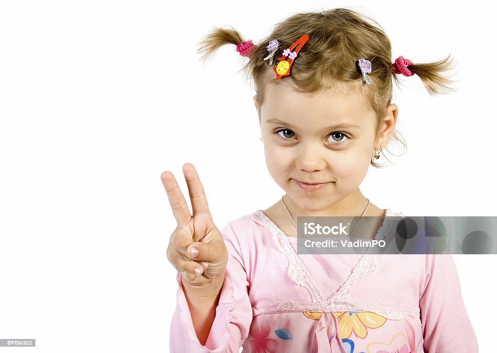 Niña mostrando Victoria señal - Foto de stock de Aclamar libre de derechos