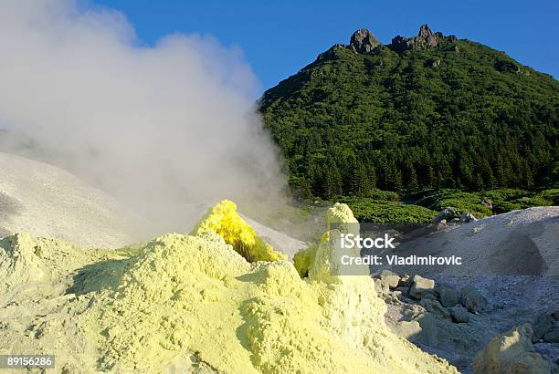 Vulcão - Fotografias de stock e mais imagens de Ilha de Kunashir - Ilha de Kunashir, Amarelo, Ao Ar Livre