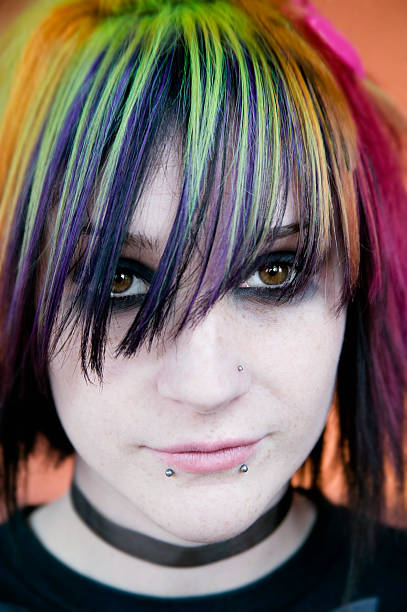 mujer joven alternativa - maquillaje emo fotografías e imágenes de stock