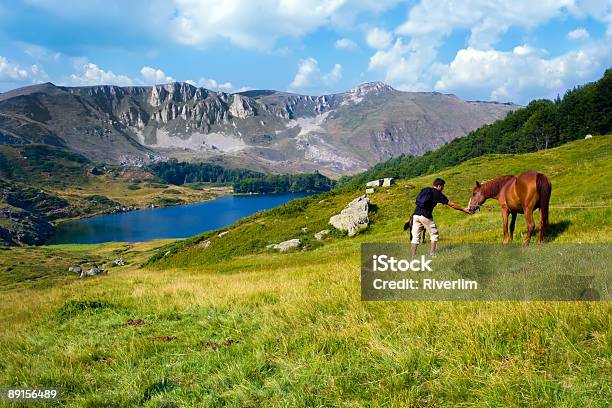 Gli Amici - Fotografie stock e altre immagini di Adulto - Adulto, Ambientazione esterna, Amicizia