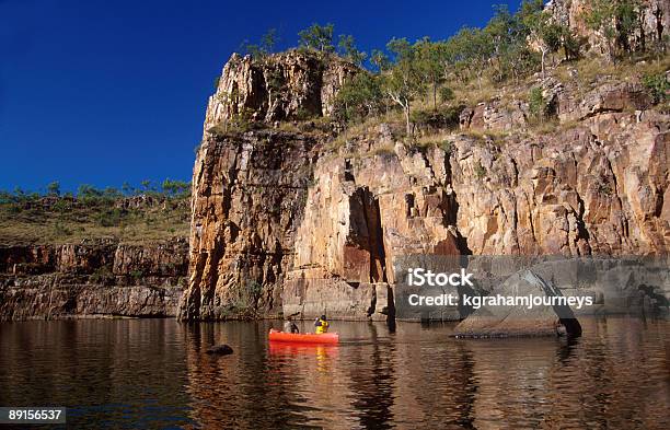 Piragüismo En Katherine Gorge Foto de stock y más banco de imágenes de Parque Nacional de Nitmiluk - Parque Nacional de Nitmiluk, Australia, Canoa