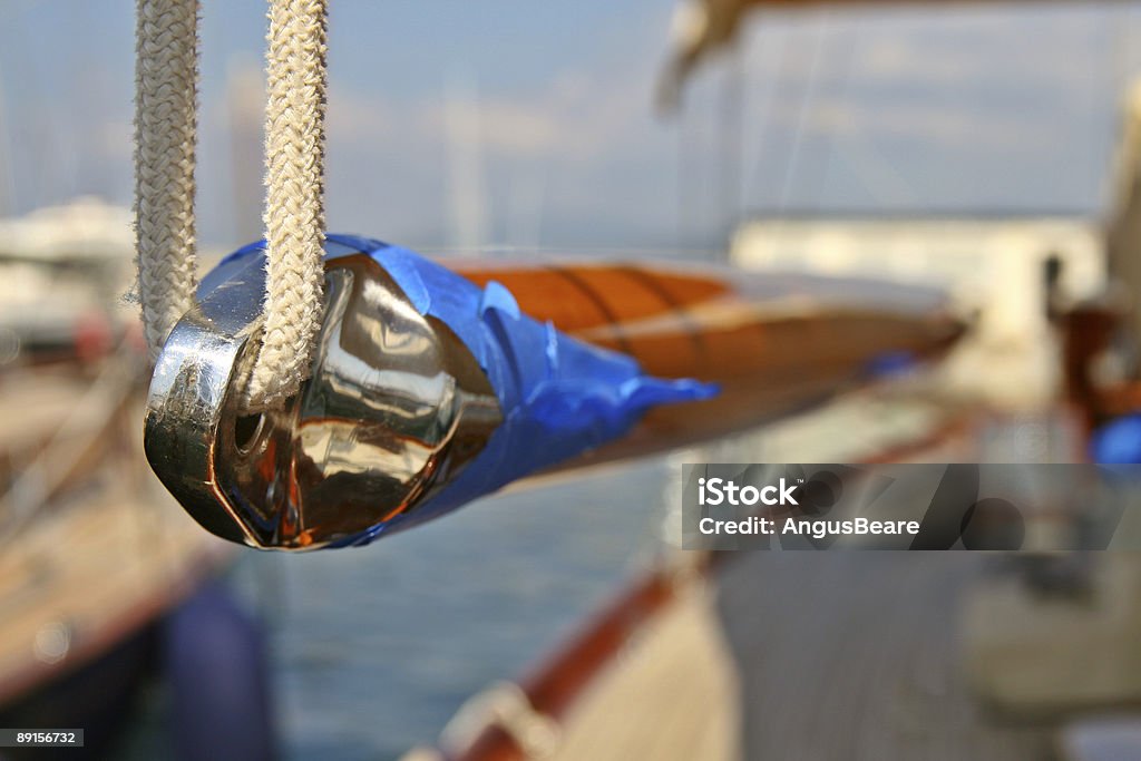 Spinakker Pole être comportement sur un yacht classique. - Photo de Amour libre de droits