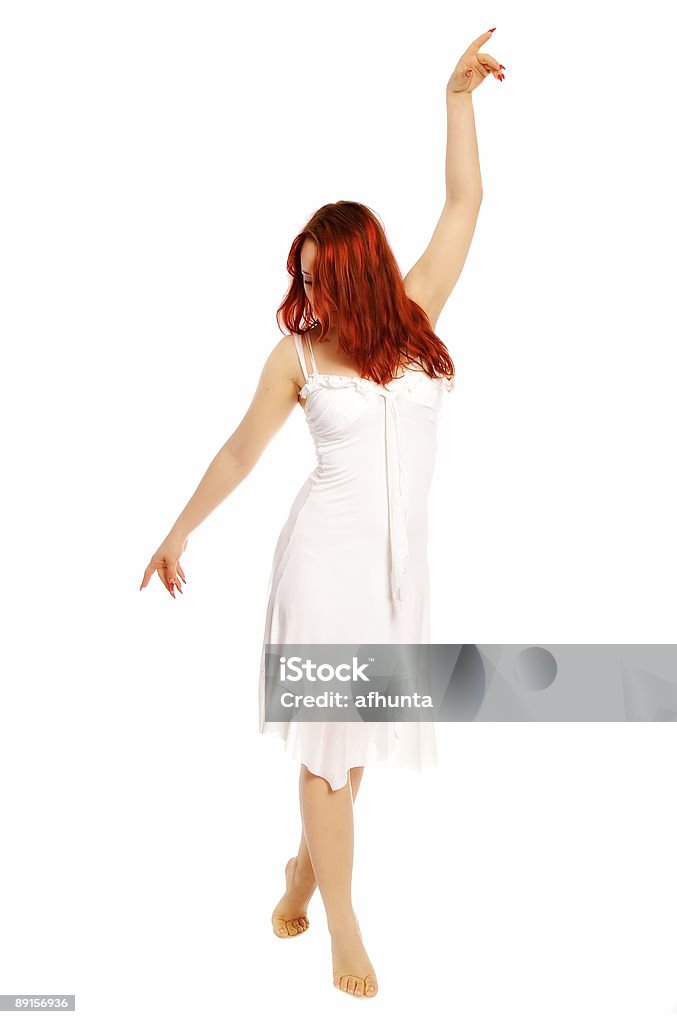 Das Mädchen in einem weißen Kleid mit roten Haaren - Lizenzfrei Abenddämmerung Stock-Foto