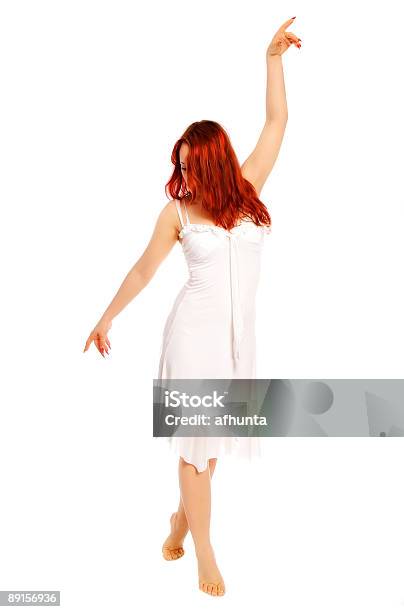 Das Mädchen In Einem Weißen Kleid Mit Roten Haaren Stockfoto und mehr Bilder von Abenddämmerung - Abenddämmerung, Attraktive Frau, Bewegung