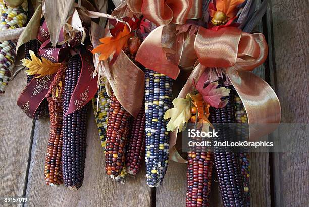 Foto de Milho Indiano No Barn Parede e mais fotos de stock de Agricultura - Agricultura, Amarelo, Amarrotado