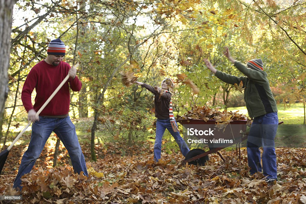 Niños tirando hojas en Dad - Foto de stock de Hoja libre de derechos