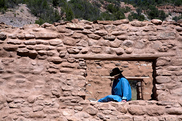 cowgirl in rovine - house residential structure southwest usa albuquerque foto e immagini stock