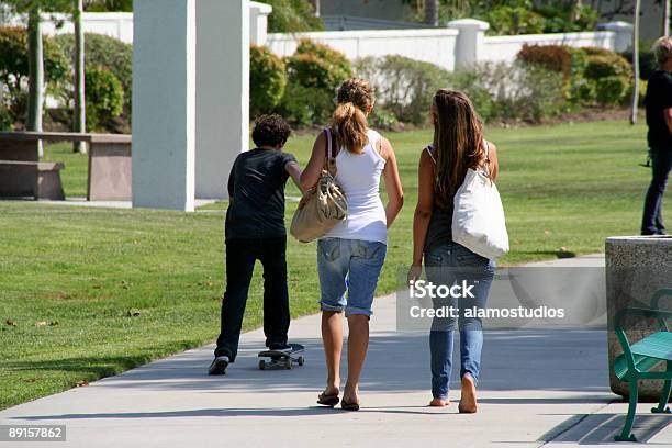 Ragazzi A Piedi - Fotografie stock e altre immagini di Adolescente - Adolescente, Adolescenza, Ambientazione esterna