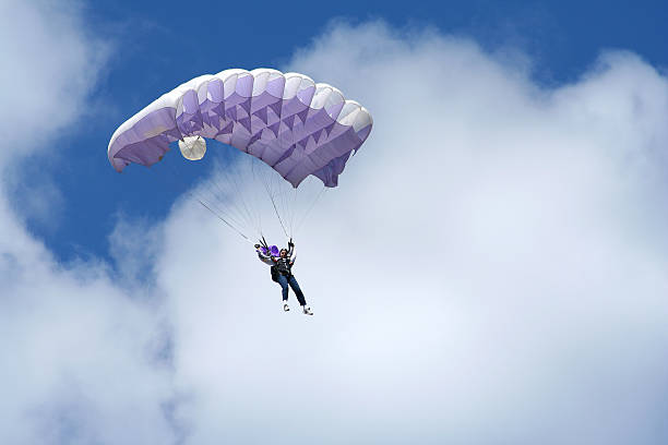 parachuter dans l'air - plane ticket photos et images de collection