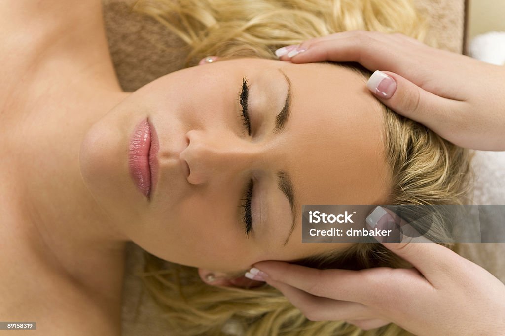 Massagem relaxante na cabeça - Foto de stock de Adolescente royalty-free