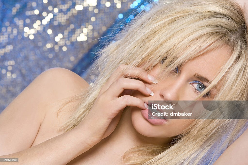 Электрический синий блондинка сексуальная молодая женщина или девушка - Стоковые фото 20-29 лет роялти-фри